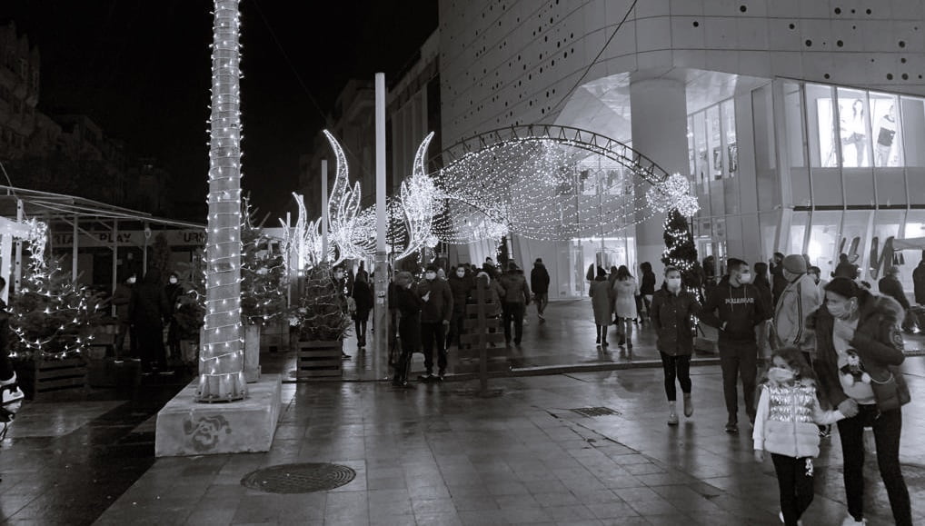 GALERIE FOTO: În lipsa Târgului de Crăciun, craiovenii s-au îmbulzit la luminițe