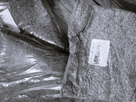Prinși cu 3 kilograme de „iarbă” pentru dealer-ii stradali din Deva și Hunedoara Prinși cu 3 kilograme de „iarbă” pentru dealer-ii stradali din Deva și Hunedoara