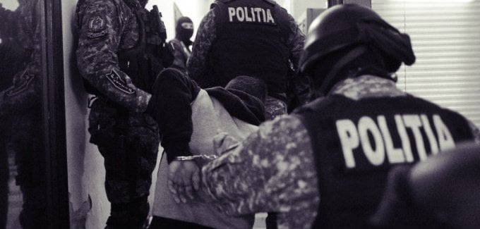 Vameși și polițiști au sprijinit un grup infracțional organizat să aducă în România 585.620 de parfumuri contrafăcute