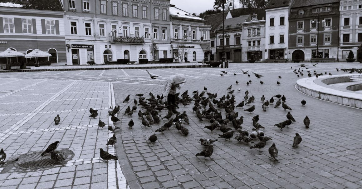 FOTO Scenariul roșu a pustiit Brașovul: imagini inedite din Piața Sfatului