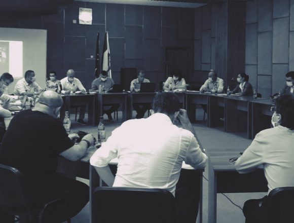 Sedinta CL Campina PNL și USR-PLUS au închis presa în țarc la Câmpina
