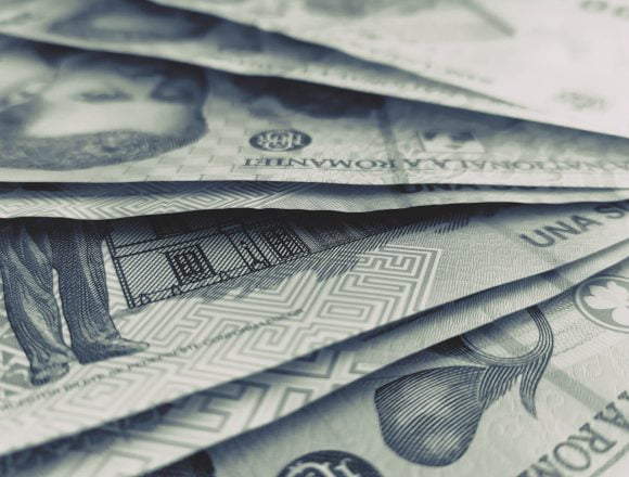 bani Doi inspectori antifraudă, trimiși în judecată pentru luare de mită