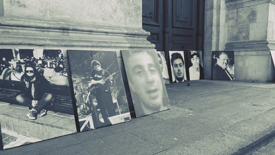 Flashmob pe treptele Curții de Apel București, în memoria victimelor de la Colectiv