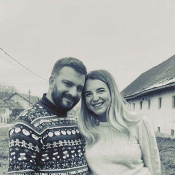 PARTENERI DE VIAȚĂ ȘI DE FAPTE BUNE – Doi tineri din Cluj împlinesc dorințe de Crăciun pentru copii și le pregătesc un “loc de visat”