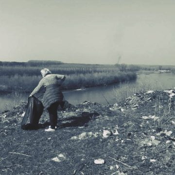 Voluntari din Dolj au curățat malurile Jiului de gunoaie: 235 de saci au fost strânși într-o singură zi