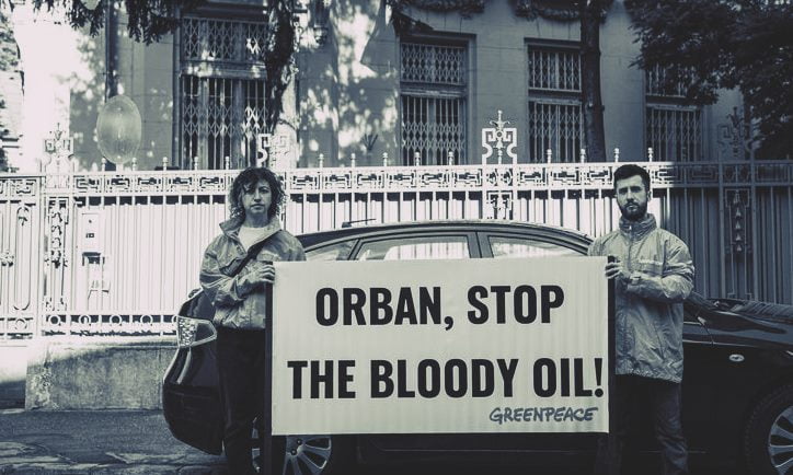Protest Greenpeace în fața Ambasadei Ungariei la București: „Orbán, ajunge cu petrolul sângeros!”
