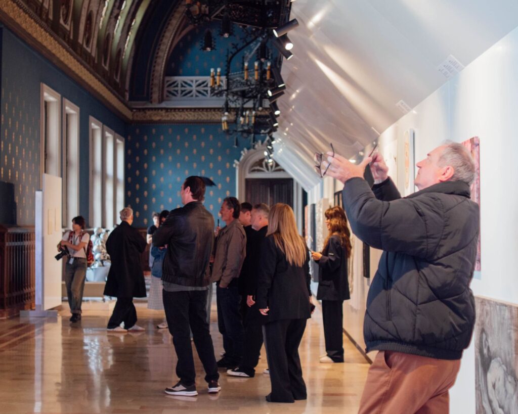 Premieră națională: Mircea Cantor, câștigătorul premiului Duchamp, curatorul unei splendide